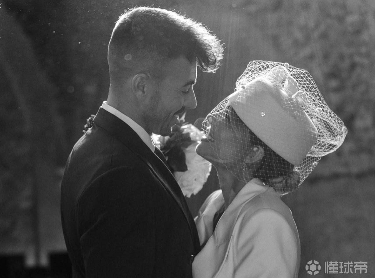 沙拉维晒结婚照,笑称进球比结婚更开心